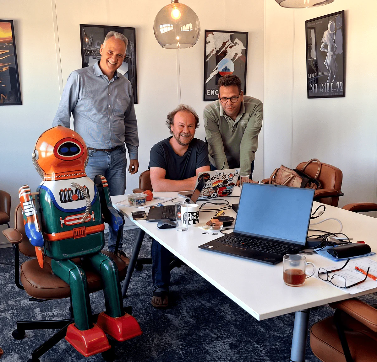 Voorstel: teamfoto engineers achter monitoring-dashboard op kantoor Amersfoort